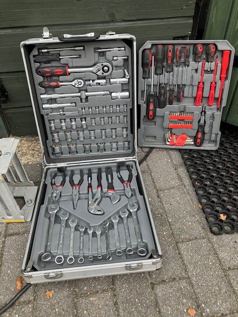 Oprijplaten en nieuwe gereedschapskoffer Crown