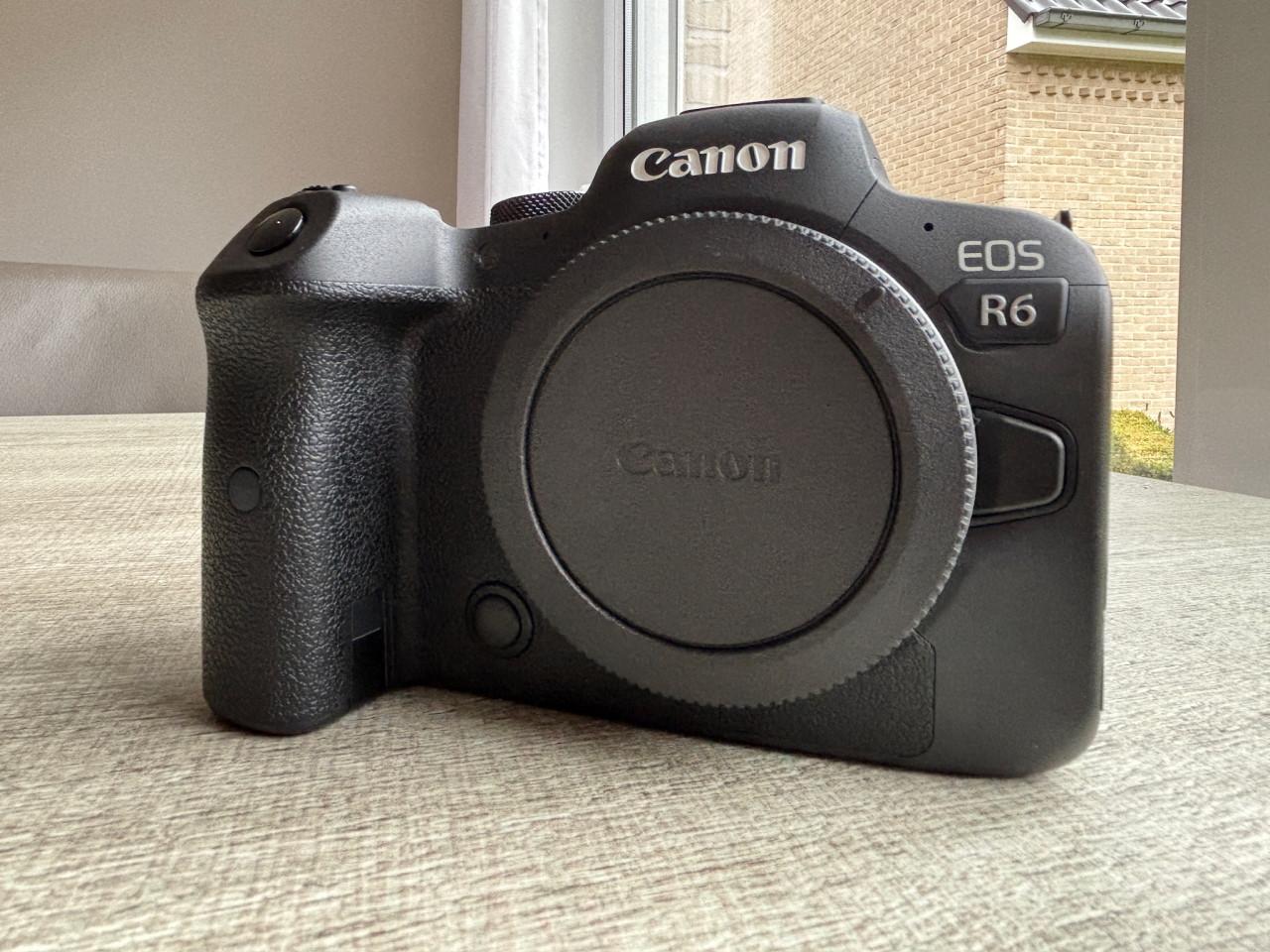 Canon R6 - 6000 clicks + 3 extra accu’s + 64GB geheugenkaart —- als nieuw