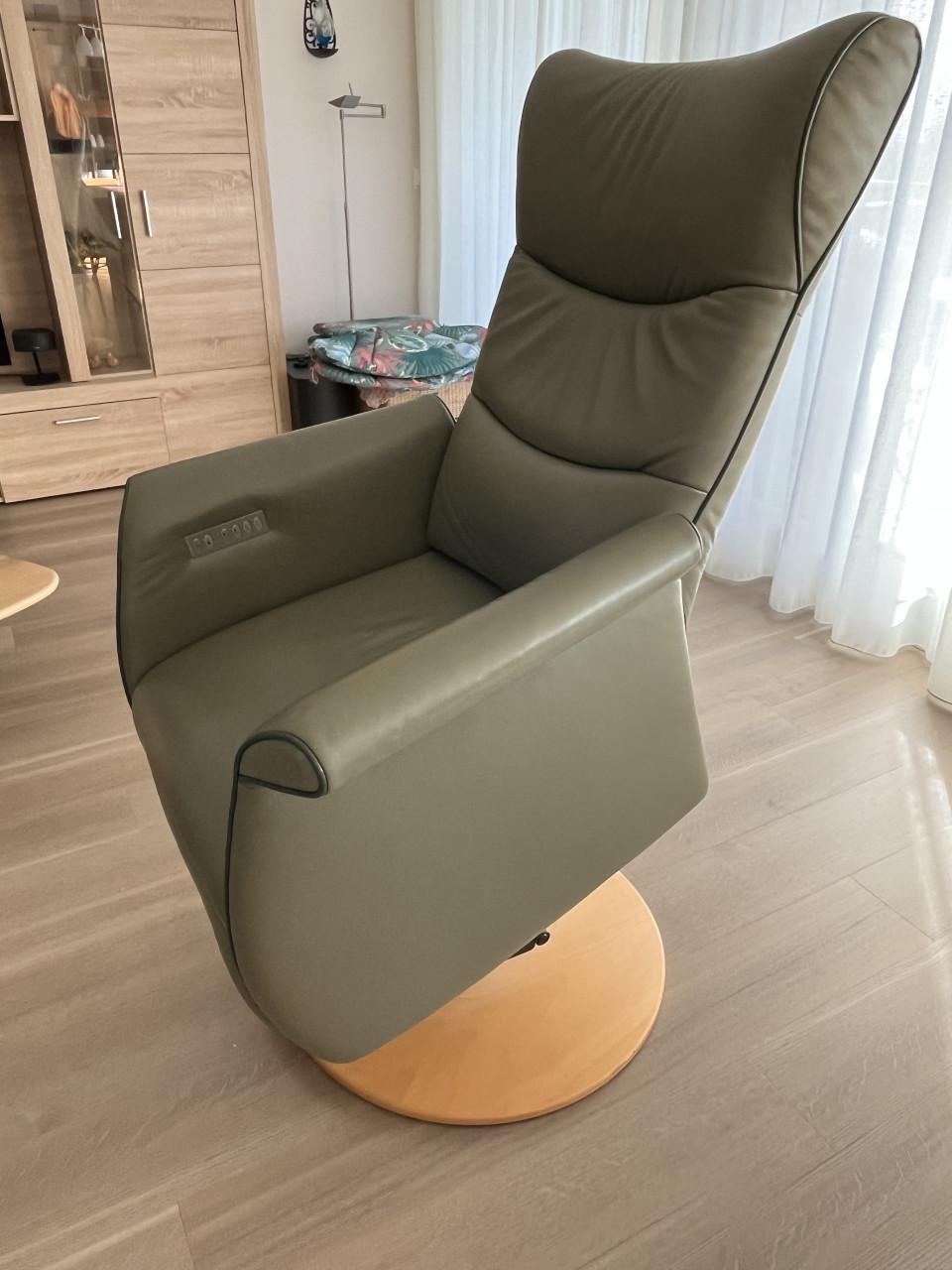 Te koop: twee leren Prominent Relax en Sta-op stoelen Wilson