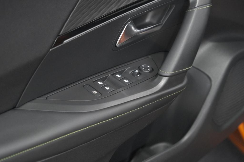 Peugeot 2008 puretech 130 gt pack | leer-pakket | camera | dodehoekdetectie
