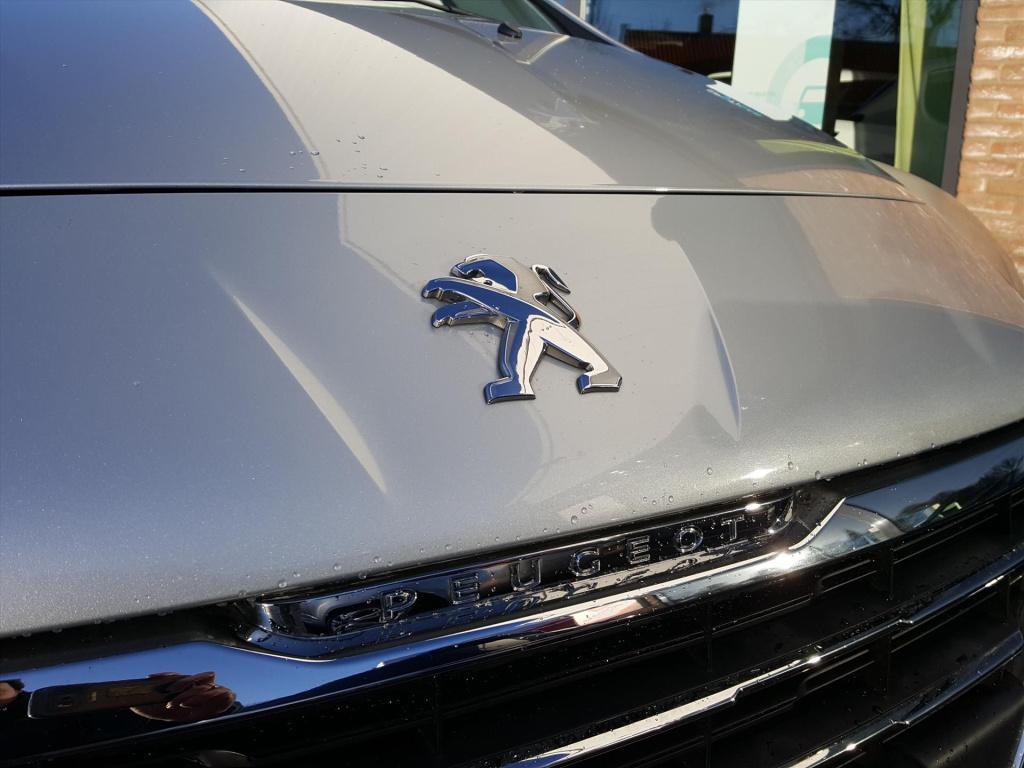 Peugeot 3008 style 1.2pt-130pk trekhaak | navigatie | cruise & climate cont