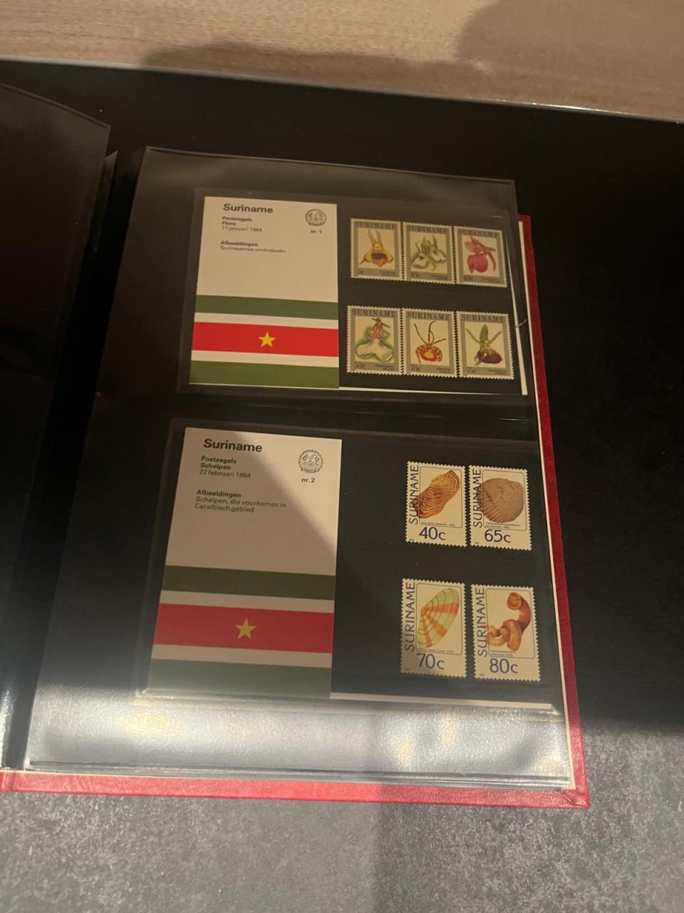 Album met verzameling mapjes Suriname en Antillen