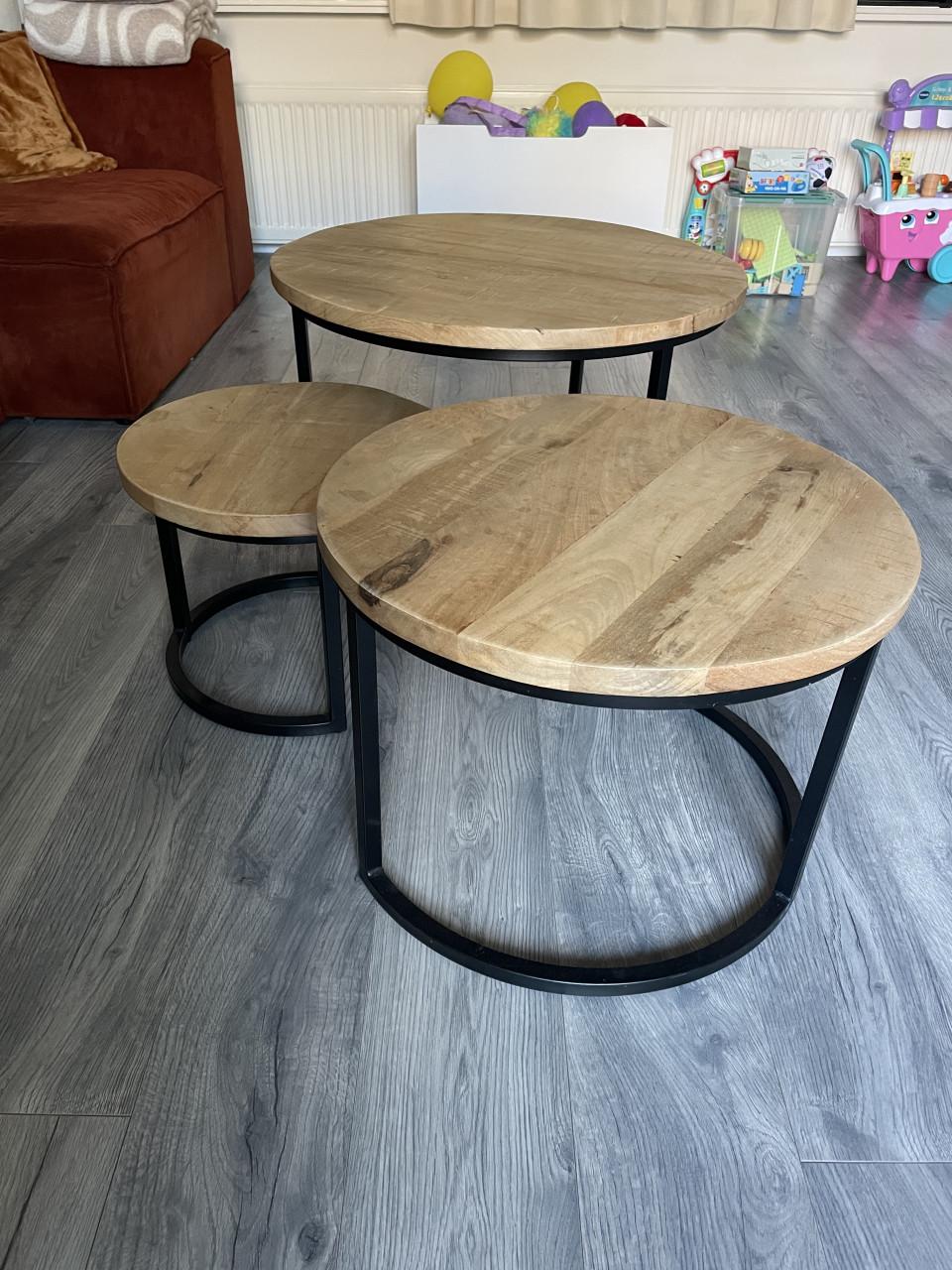 Mooie grote set massief mangohouten salontafels rond zwart