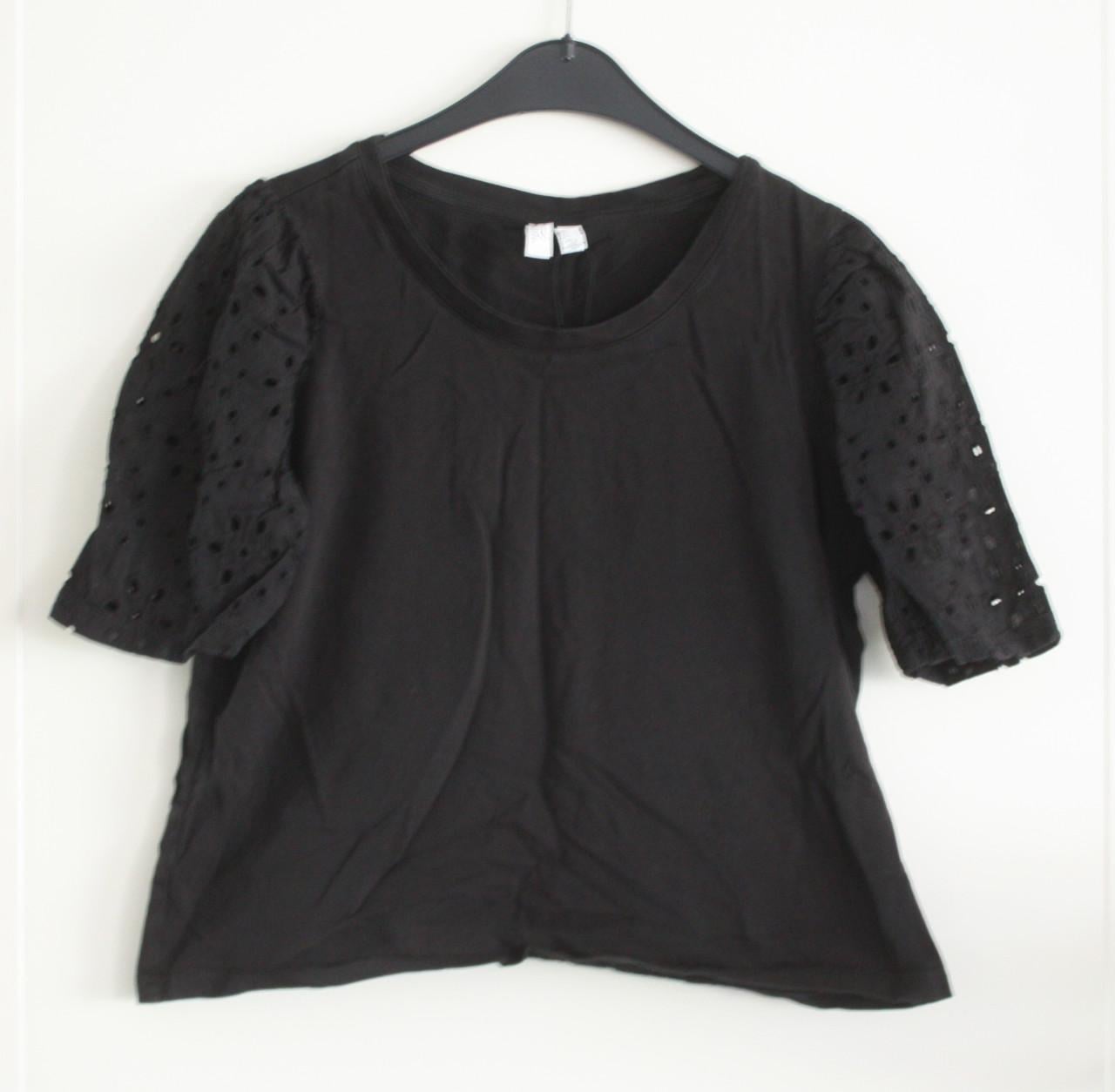 Zwart tshirt met open gewerkte mouwen  maat s