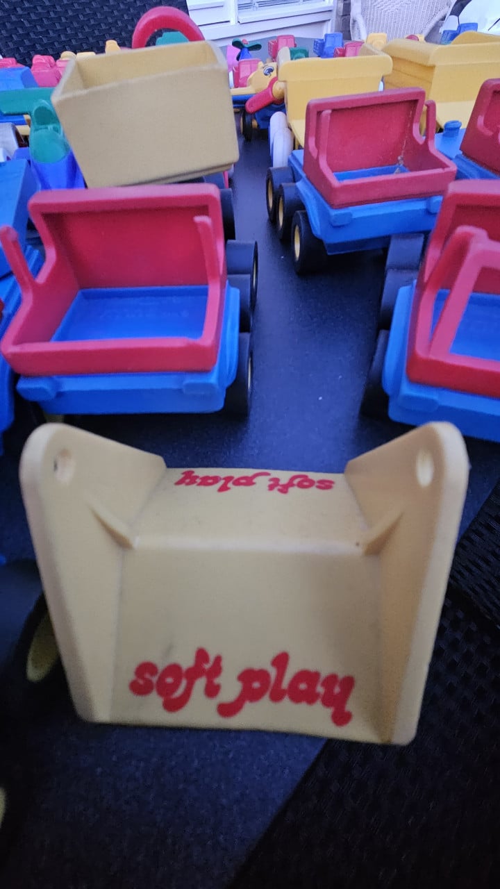 Heeeel veel plastic speelgoedauto's, vliegtuigjes
