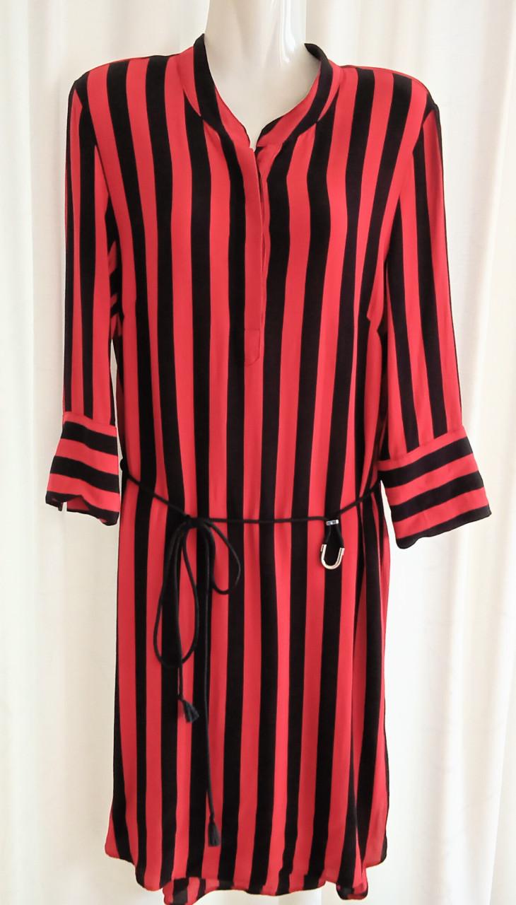 Aparte jurk, rood met zwarte strepen. Merk Anna van Toor