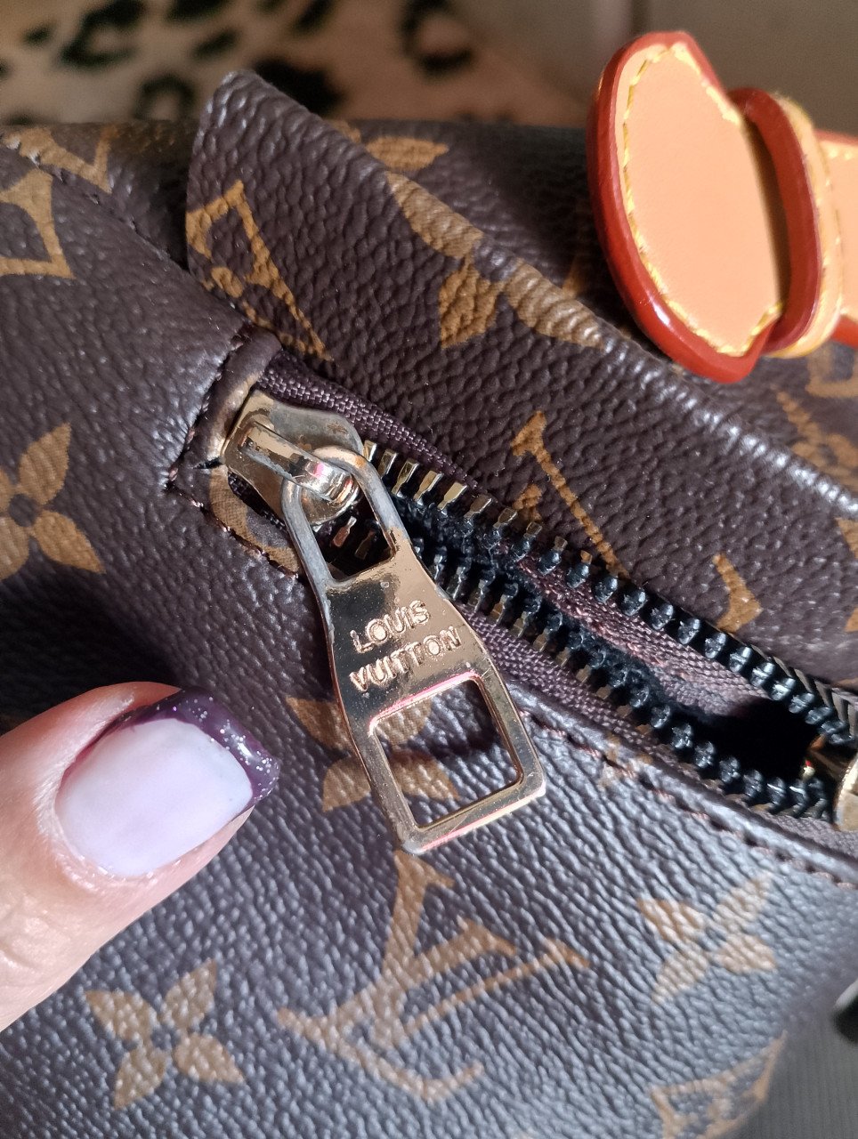 Tas Louis Vuitton.