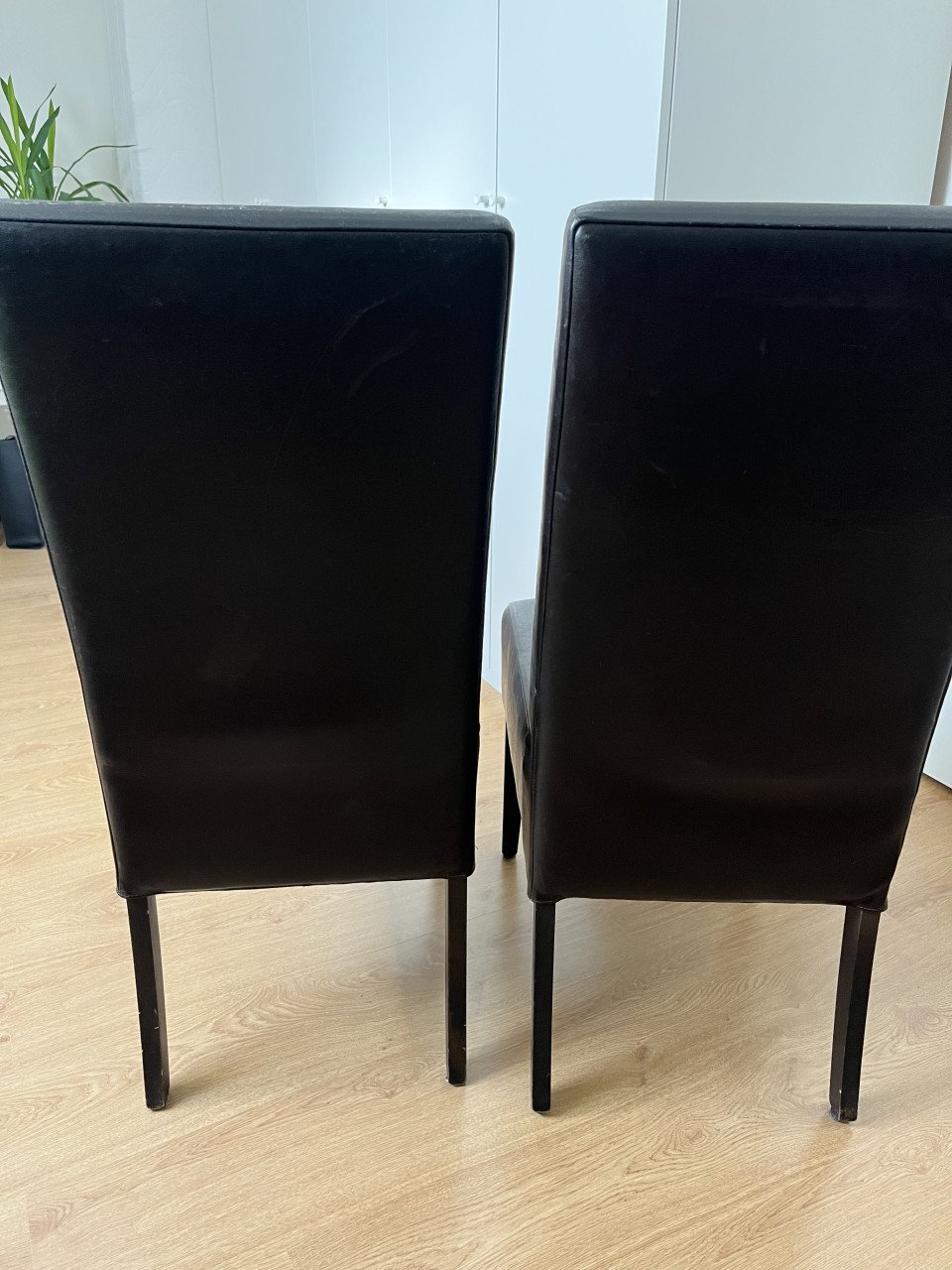 Twee bruine eetkamerstoelen, leer