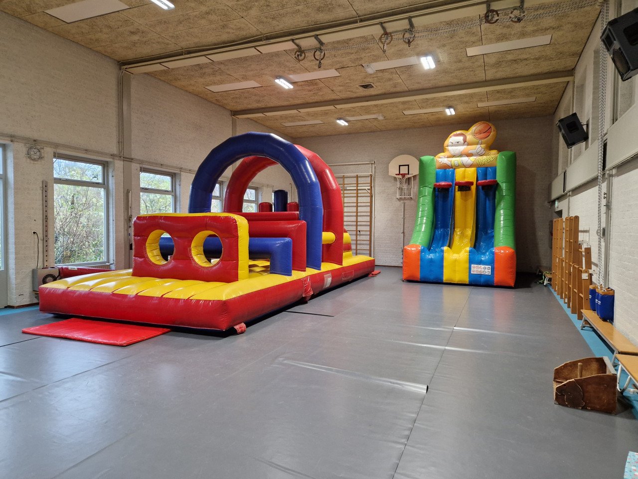 Te huur; grote zaal voor bv feest, workshop, evenment