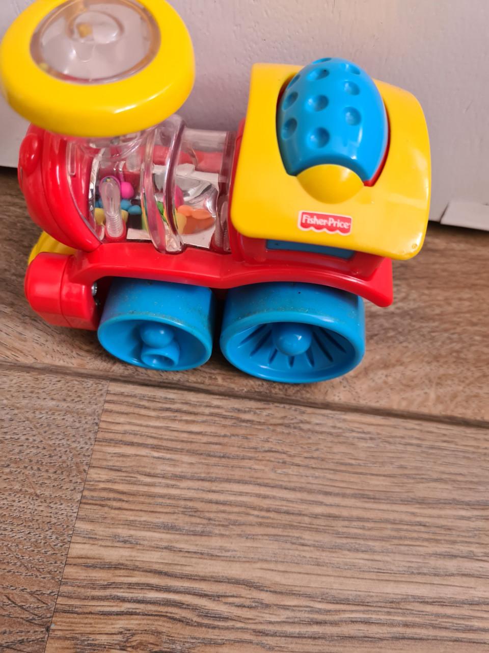 Fisher-Price Poppity Pop Trein in de kleuren rood, blauw en geel.