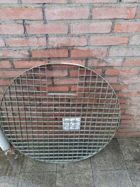 Metalen afdekrooster vijver