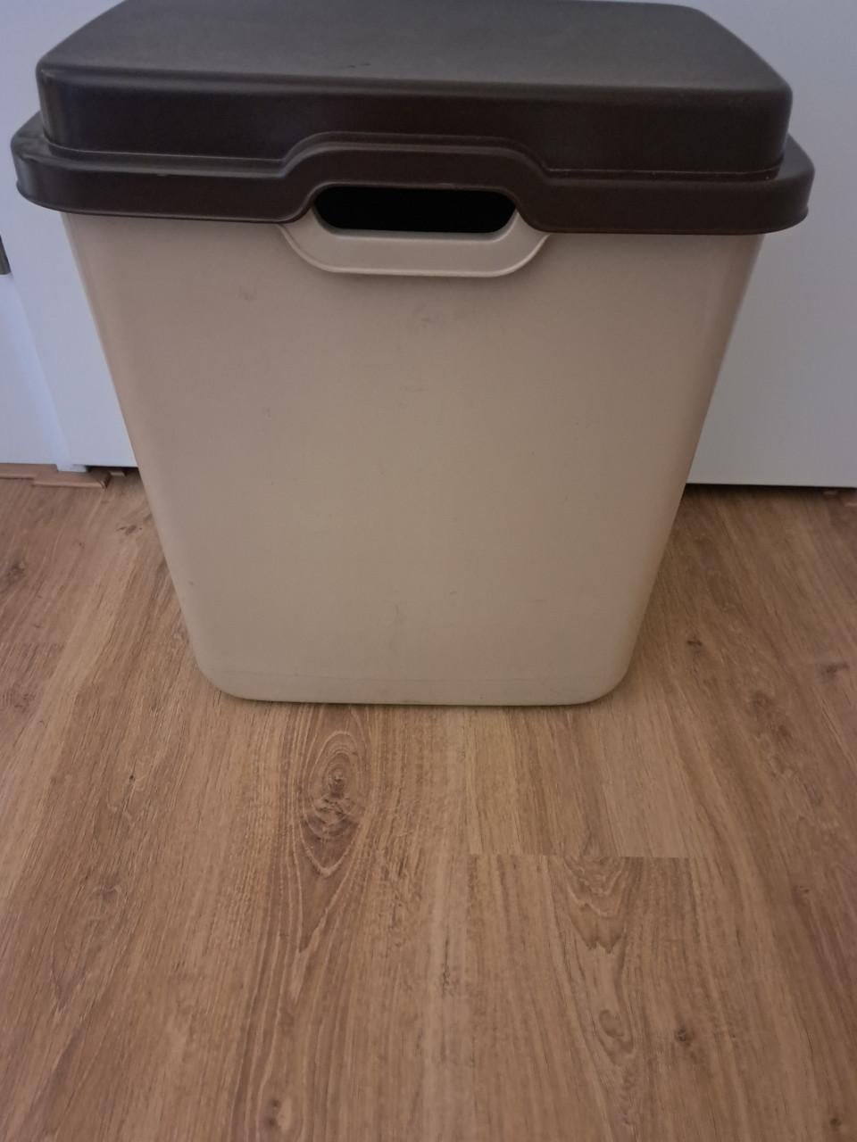 Wasbox Curver met deksel.