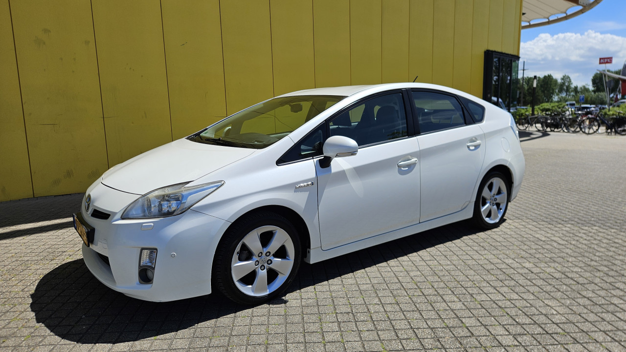 Zuinige en Ruime PRIUS 1.8 Automaat DYNAMIC Uitvoering !
