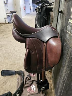 Dressuur zadel 17 inch