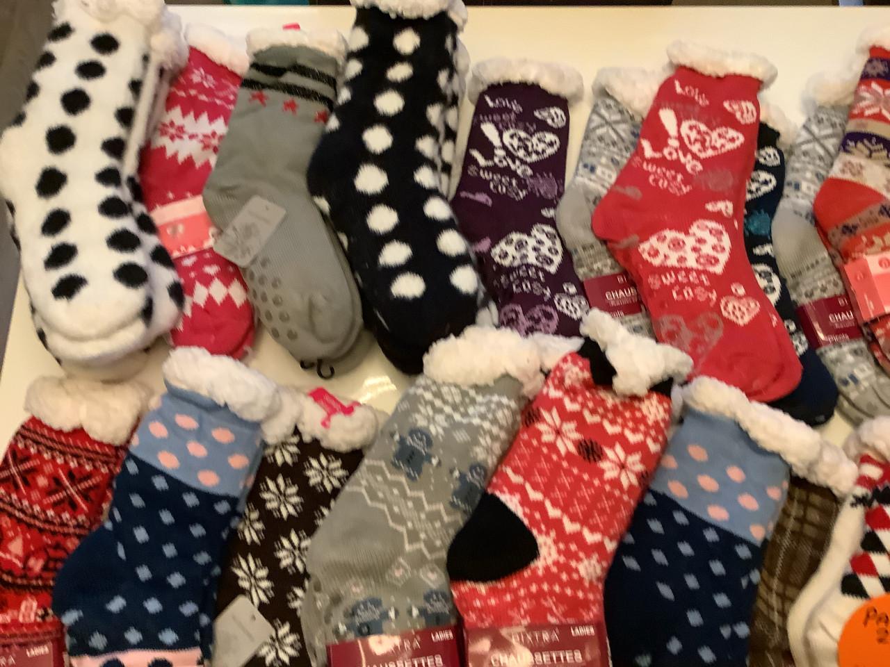 Partij super leuke fluffy huissokken. ( partij 215)