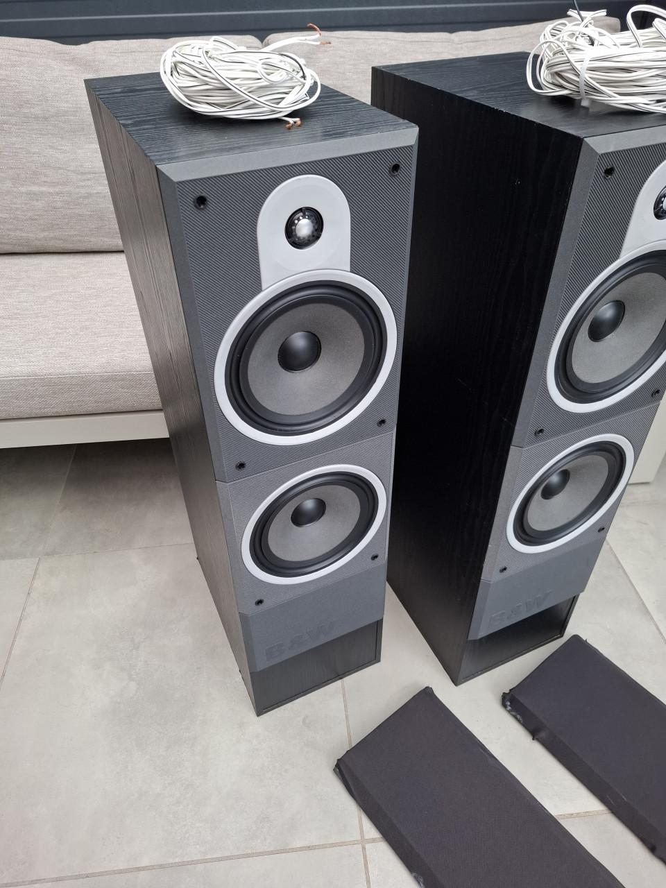 Te koop: een paar B&W DM 580 vloerstaande luidsprekers in zeer goede staat.