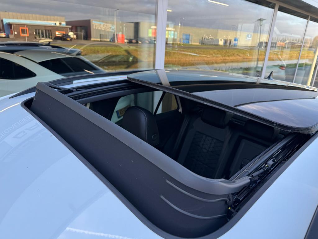 Volkswagen T-roc 1.5 tsi r-line black edition automaat , panoramaschuifdak 