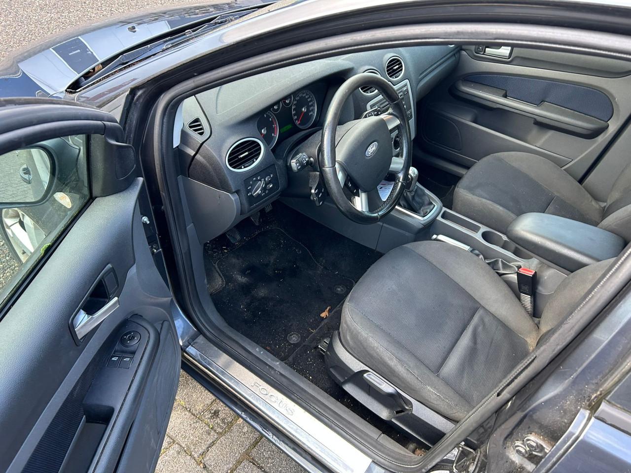 Ford Focus Wagon 1.6-16V Futura In de opties!