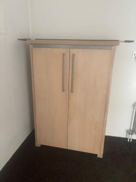 Massief eiken kastje in mooie staat