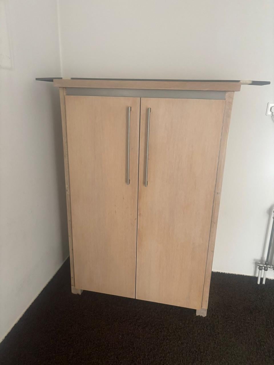 Massief eiken kastje in mooie staat