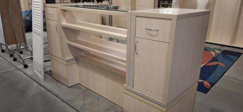 Winkeltoonbank winkelbalie met glazen blad en opbergruimte