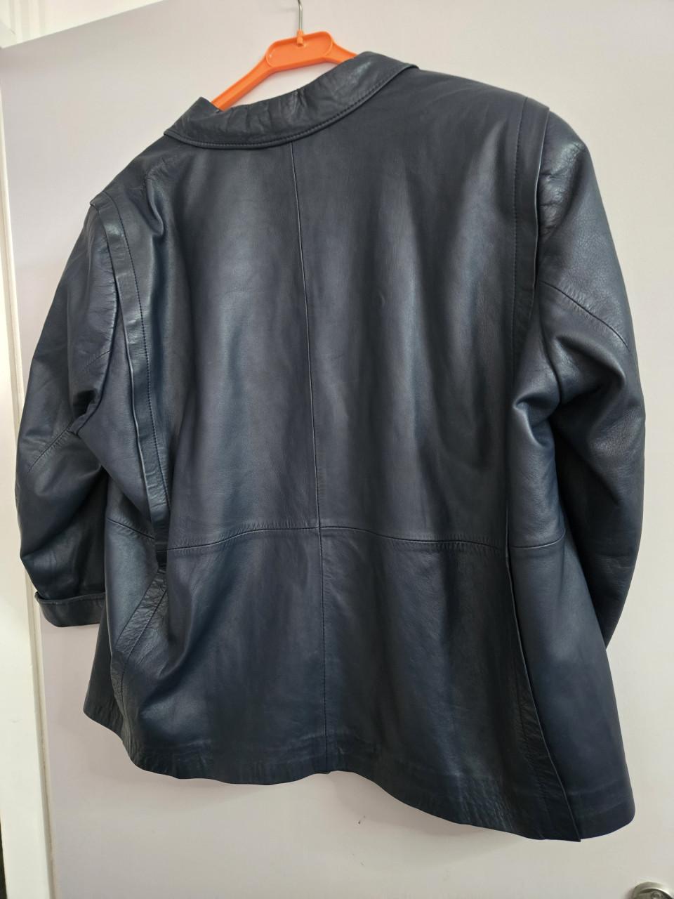 Donkerblauw, vintage leren jack in een oversized blazer-model.