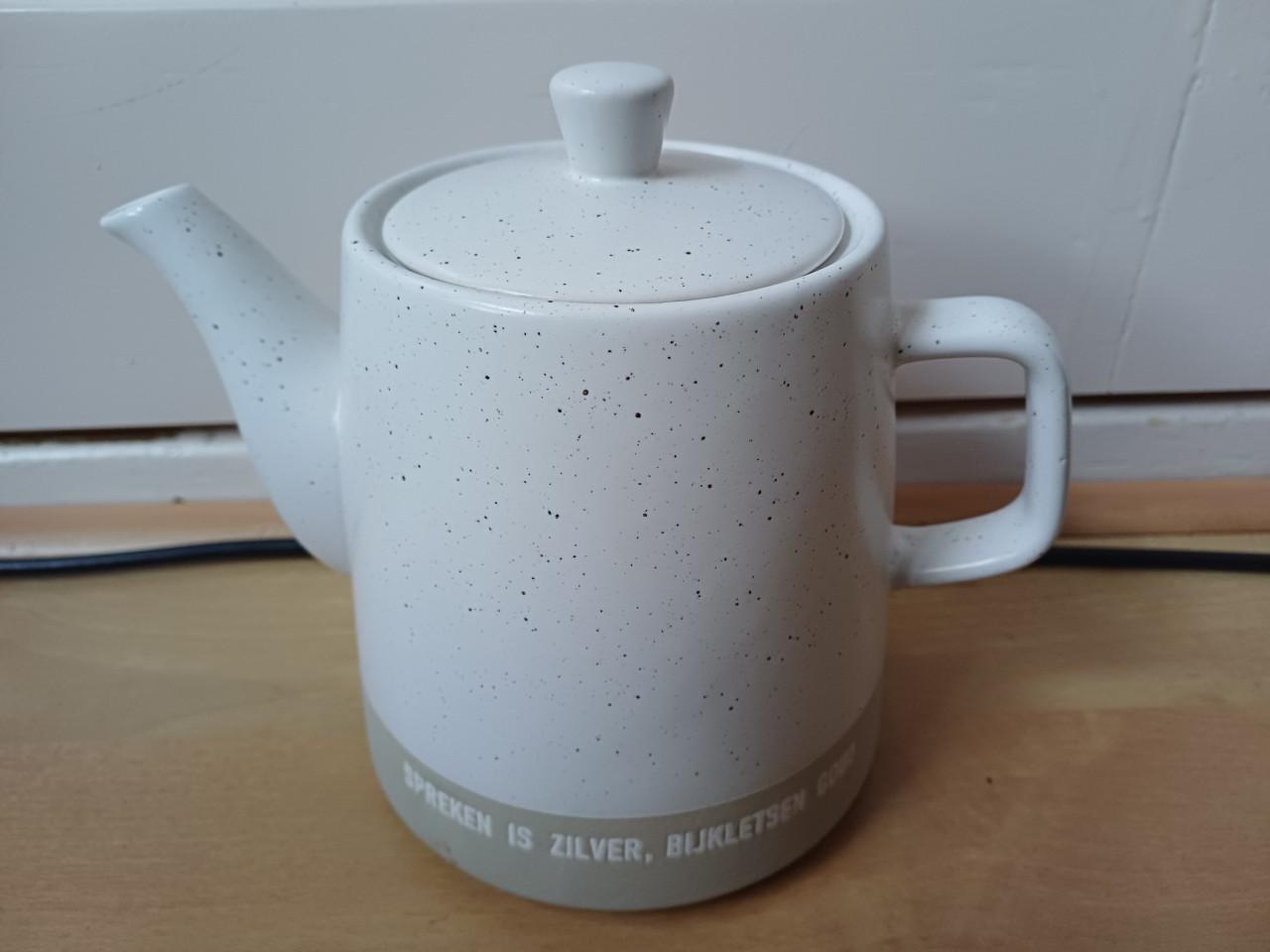 Gusta, 100% leuk: theepot, theedoos, 2 x theemok + siroop