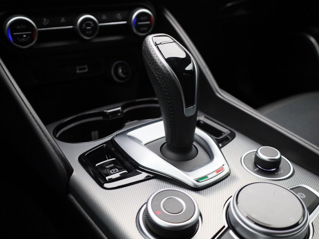 Alfa Romeo Giulia 2.0t sprint | lmv | automaat | parkeer sensoren | camera 