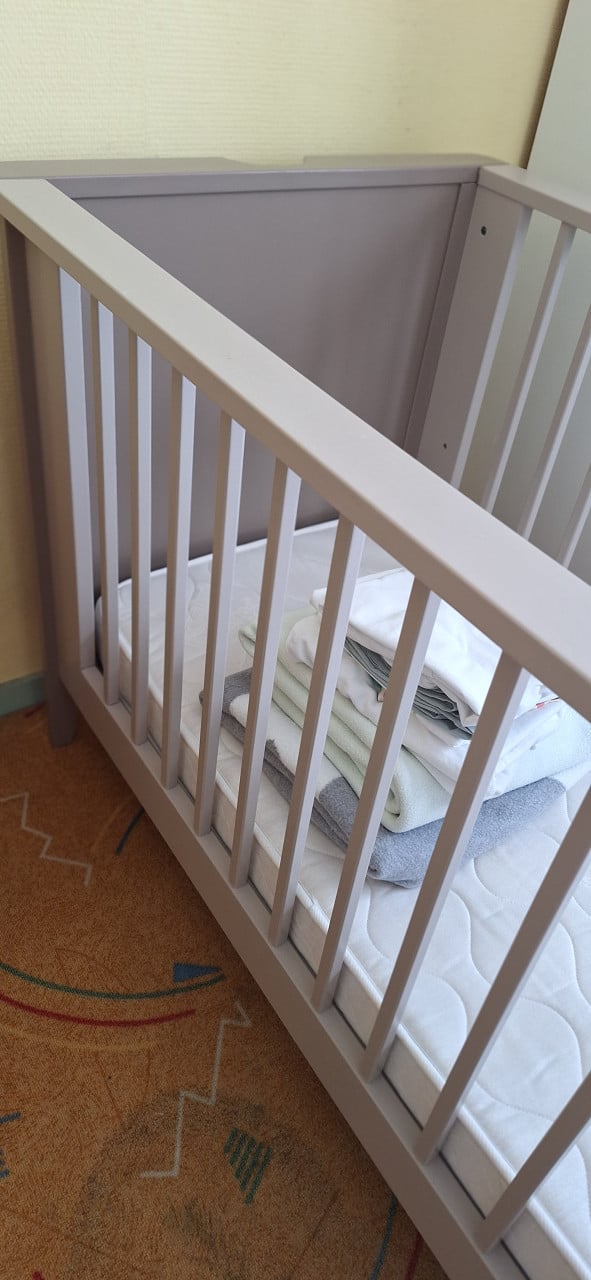 Ledikantje, met matras, lakentjes en dekentjes. Alles in nette staat.