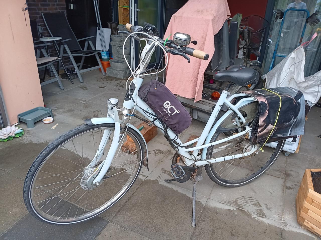 2 dames fietsen omgebouwd tot elektrische fiets.