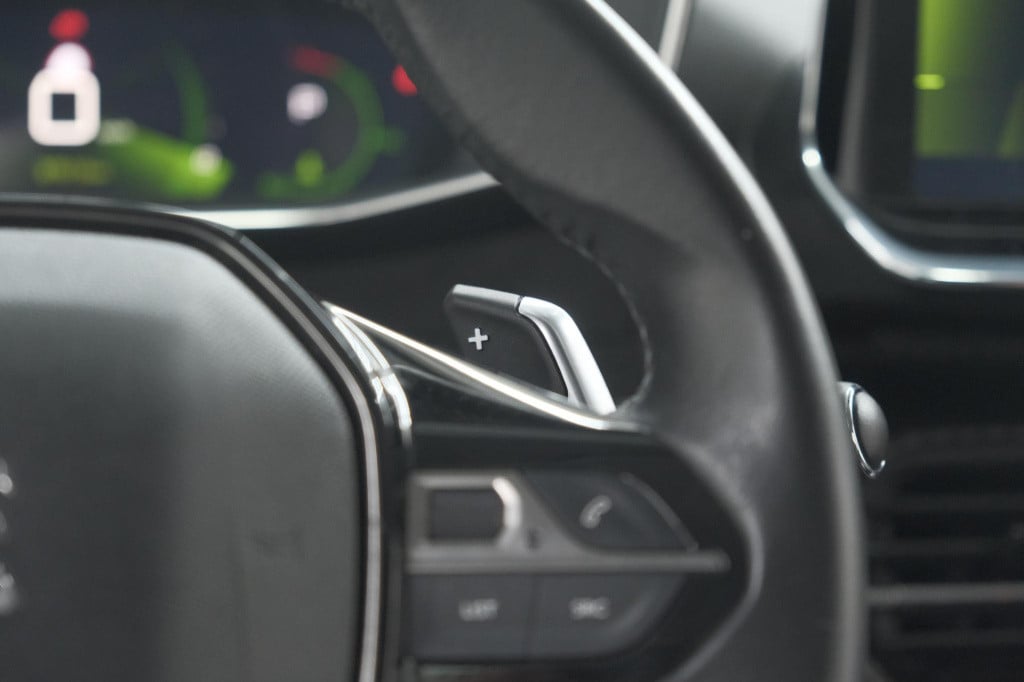 Peugeot 208 puretech 100 eat8 allure | camera | apple carplay | navigatie |