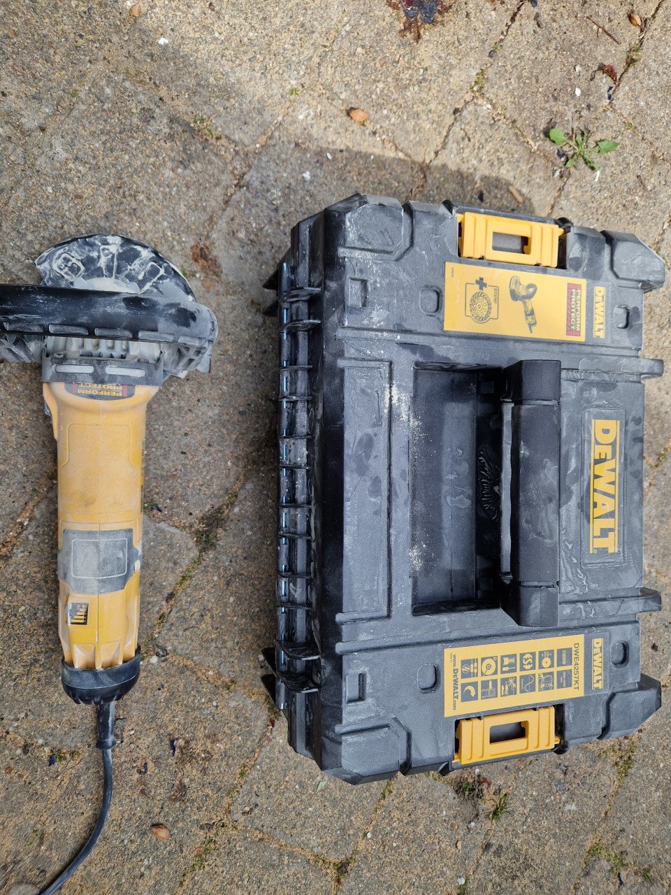DeWALT DWE4257KT-QS 125mm betonschuurmachine 1.500W
