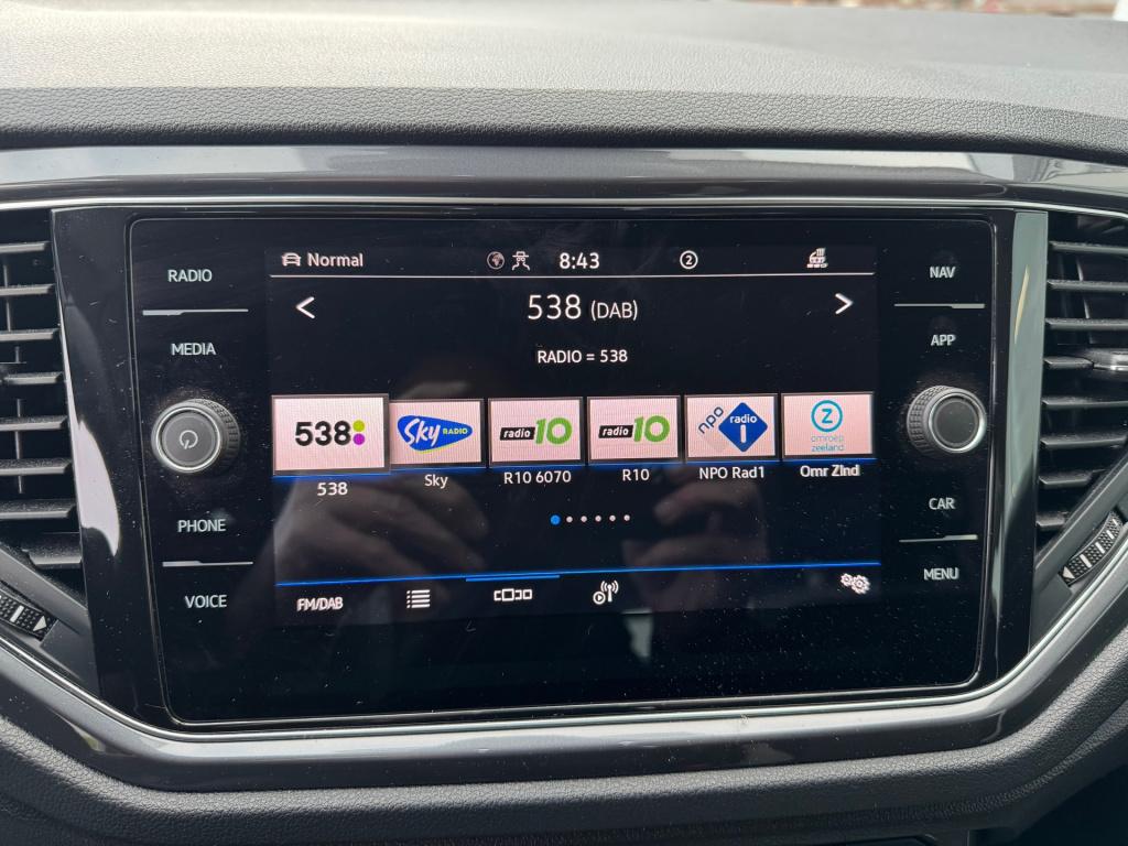 Volkswagen T-roc 1.5 tsi sport automaat ,trekhaak , apple-carplay ,