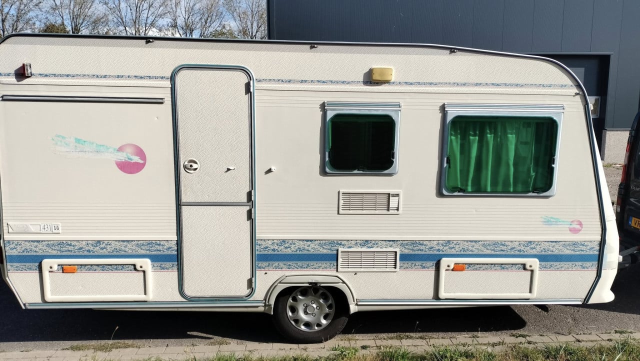 Adria Unica 431 met voortent en luifel en uitbouw