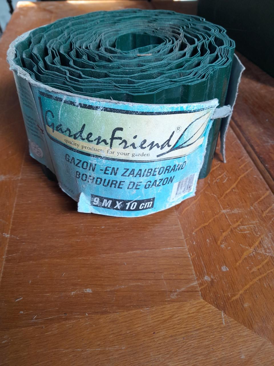 Kunststof borderrand,vogelweringstrips,parasolvoet,tuinsproeier enz