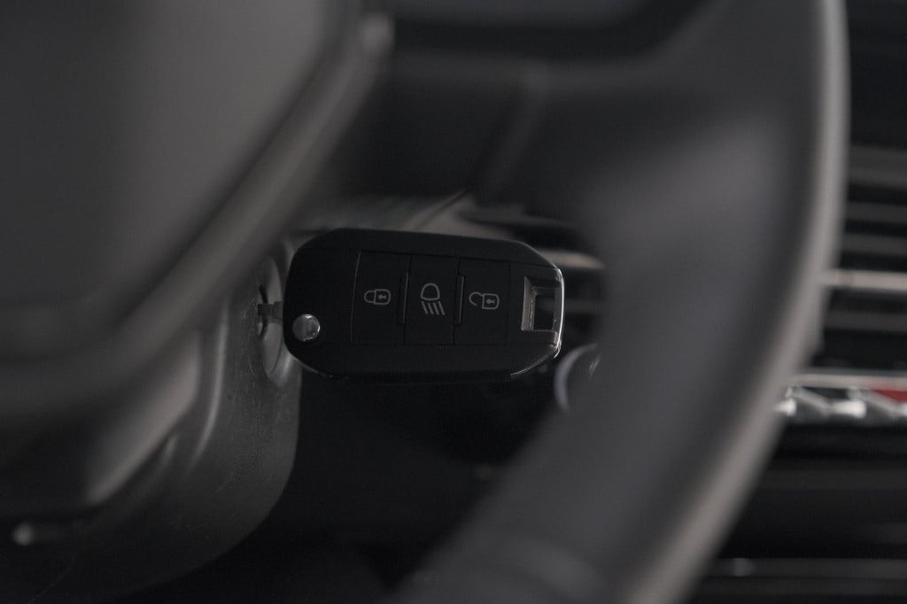 Peugeot 208 puretech 100 active | parkeersensoren | navigatie | apple carpl