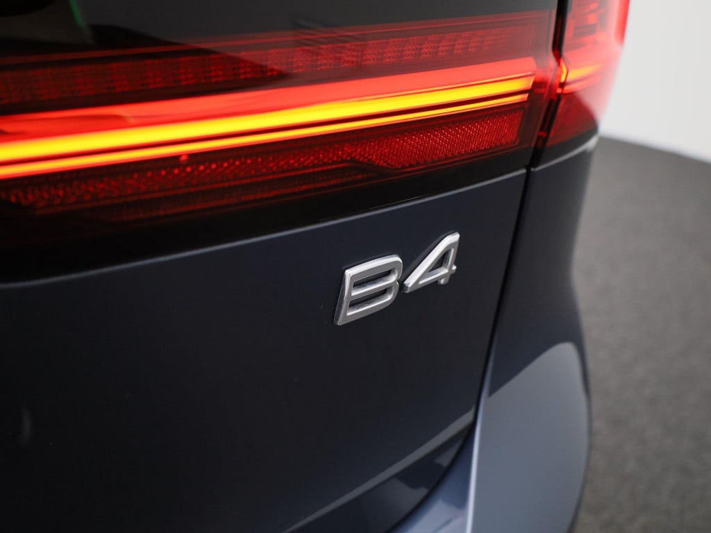 Volvo V90 2.0 b4 momentum business | automaat | navigatie | leder | apple c