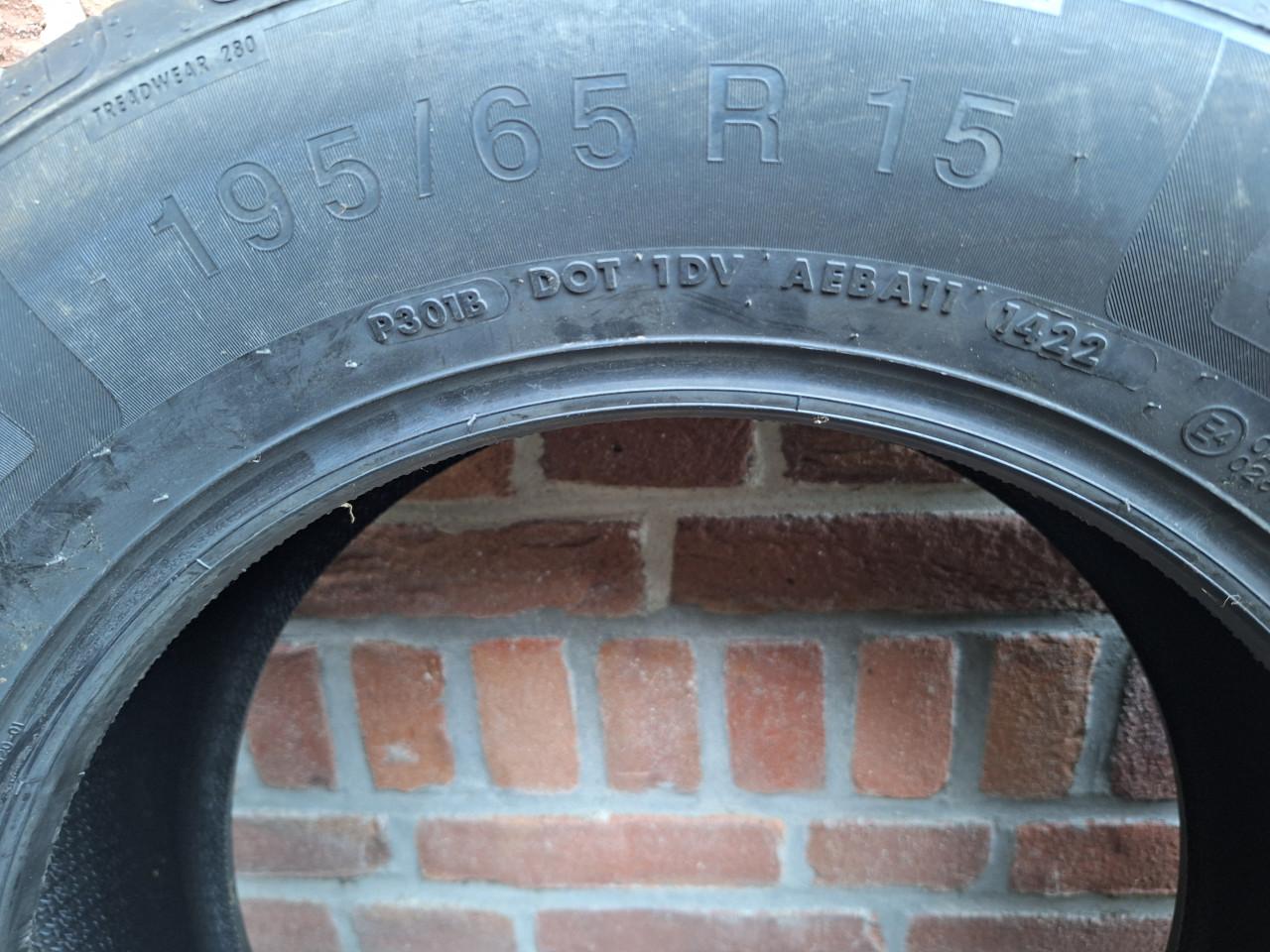 2 stuks Nieuwe Vredestijn banden 195-65 R15