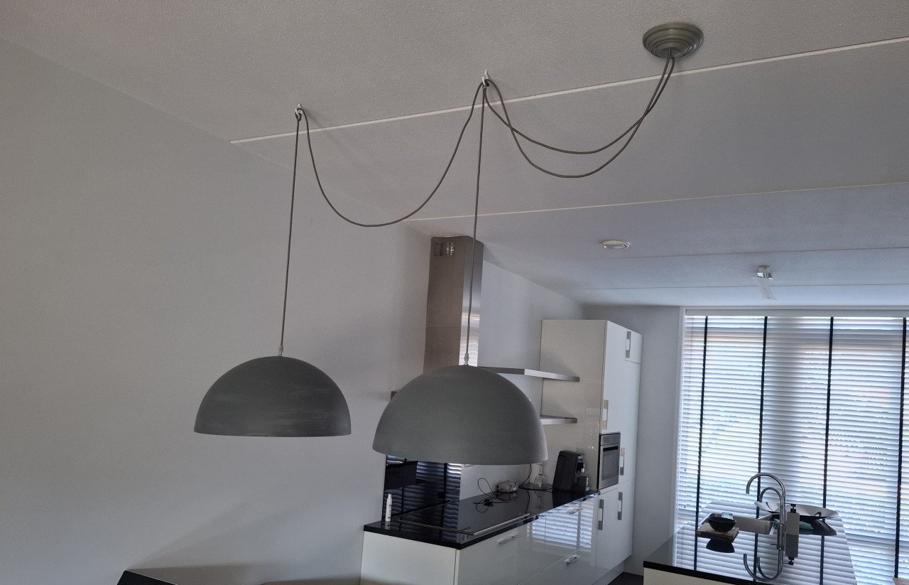 Twee hanglampen mat grijs, led