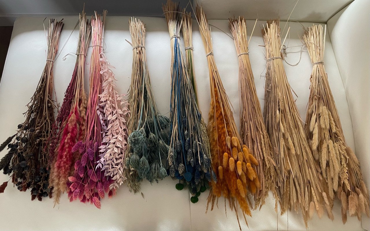 10 bosjes droogbloemen in allerlei kleuren