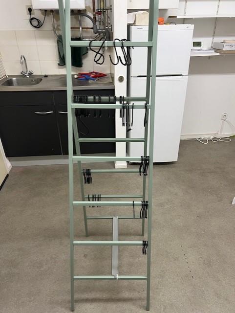 Kasten,  kledingrekken, balie, houten kratten te koop voor kleine prijsjes!