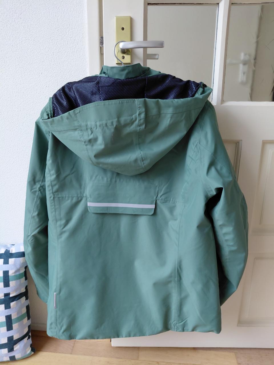 Dames tussen (regen) jas