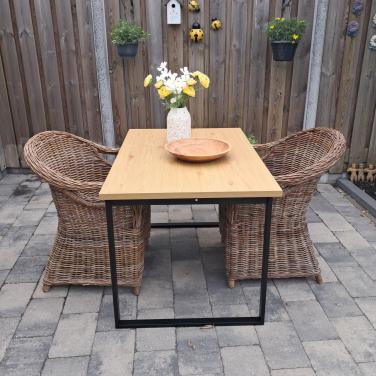 Tafel en 2 rotan stoelen