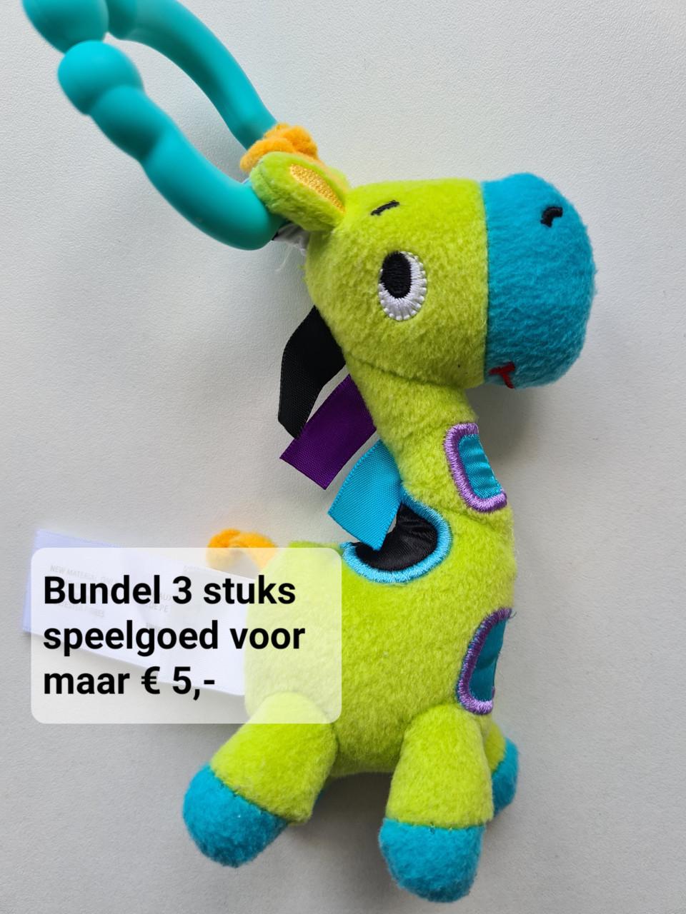 Playgro Activity Friend Lupe Llama hangspeeltje met een bijtring.