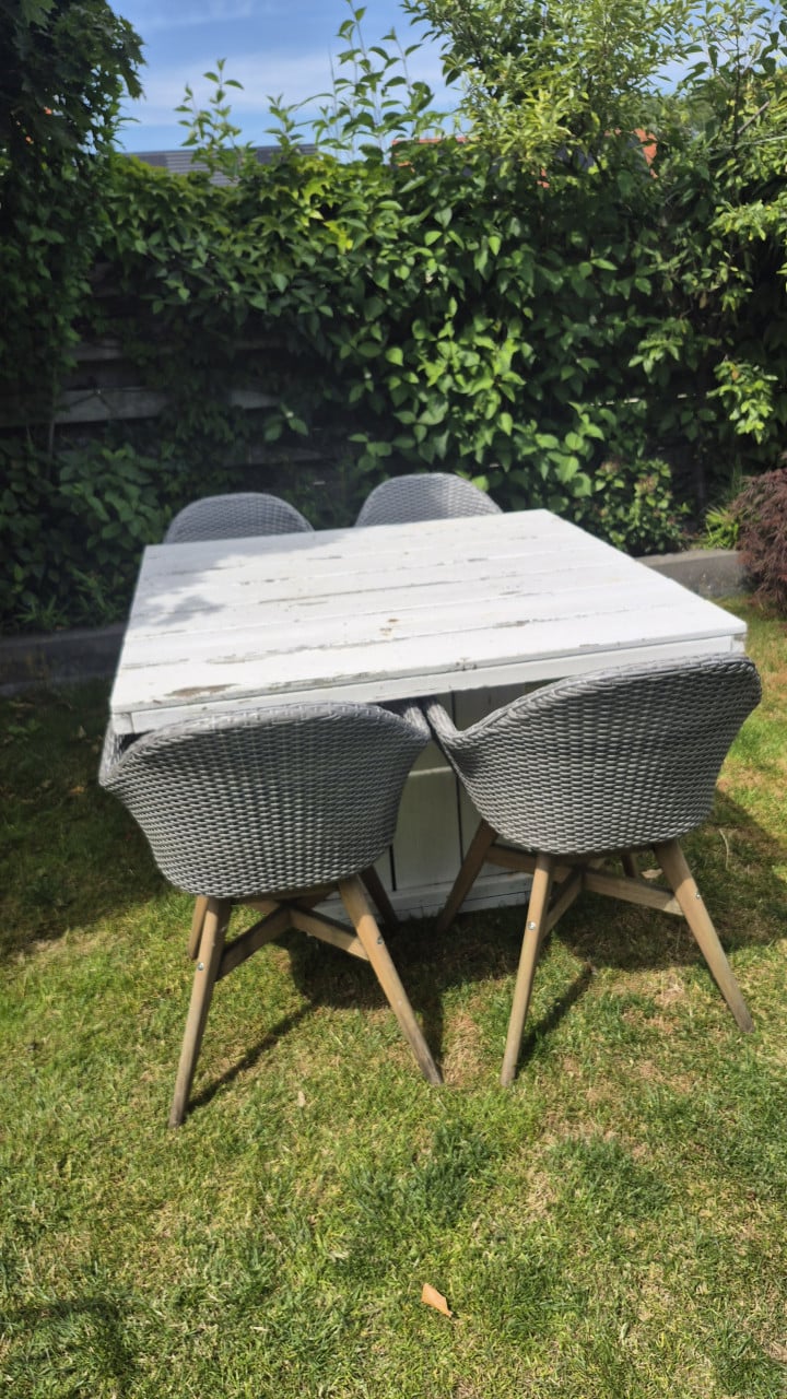 Gratis: witte houten tuintafel, vierkant