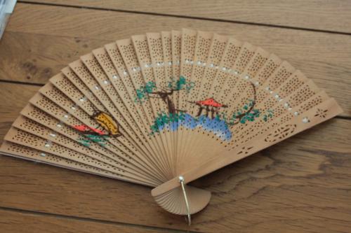 Waaier van dun versierd hout