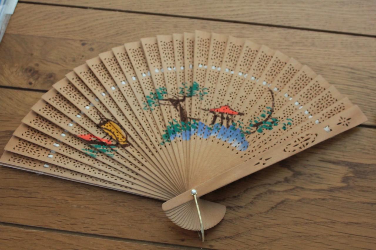 Waaier van dun versierd hout