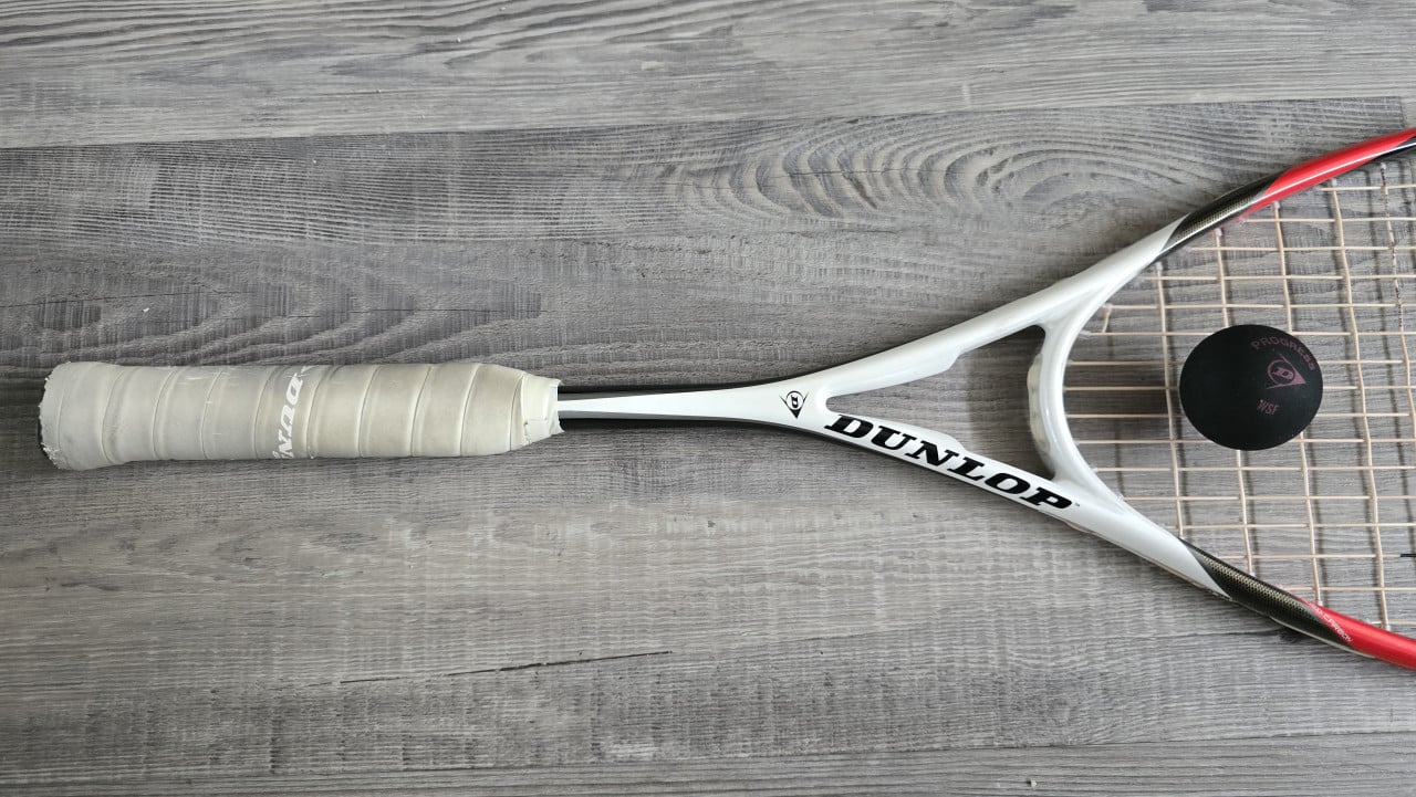 Dunlop Predator 50 Squashracket inclusief draaghoes