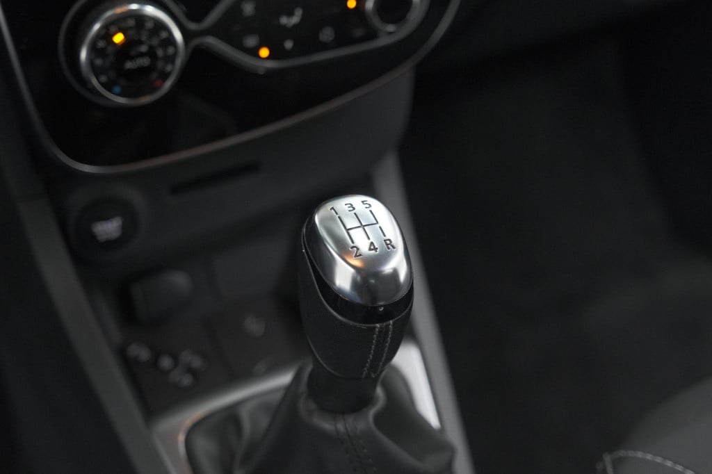 Renault Clio 1.2 limited | trekhaak | navigatie | parkeersensoren | climate