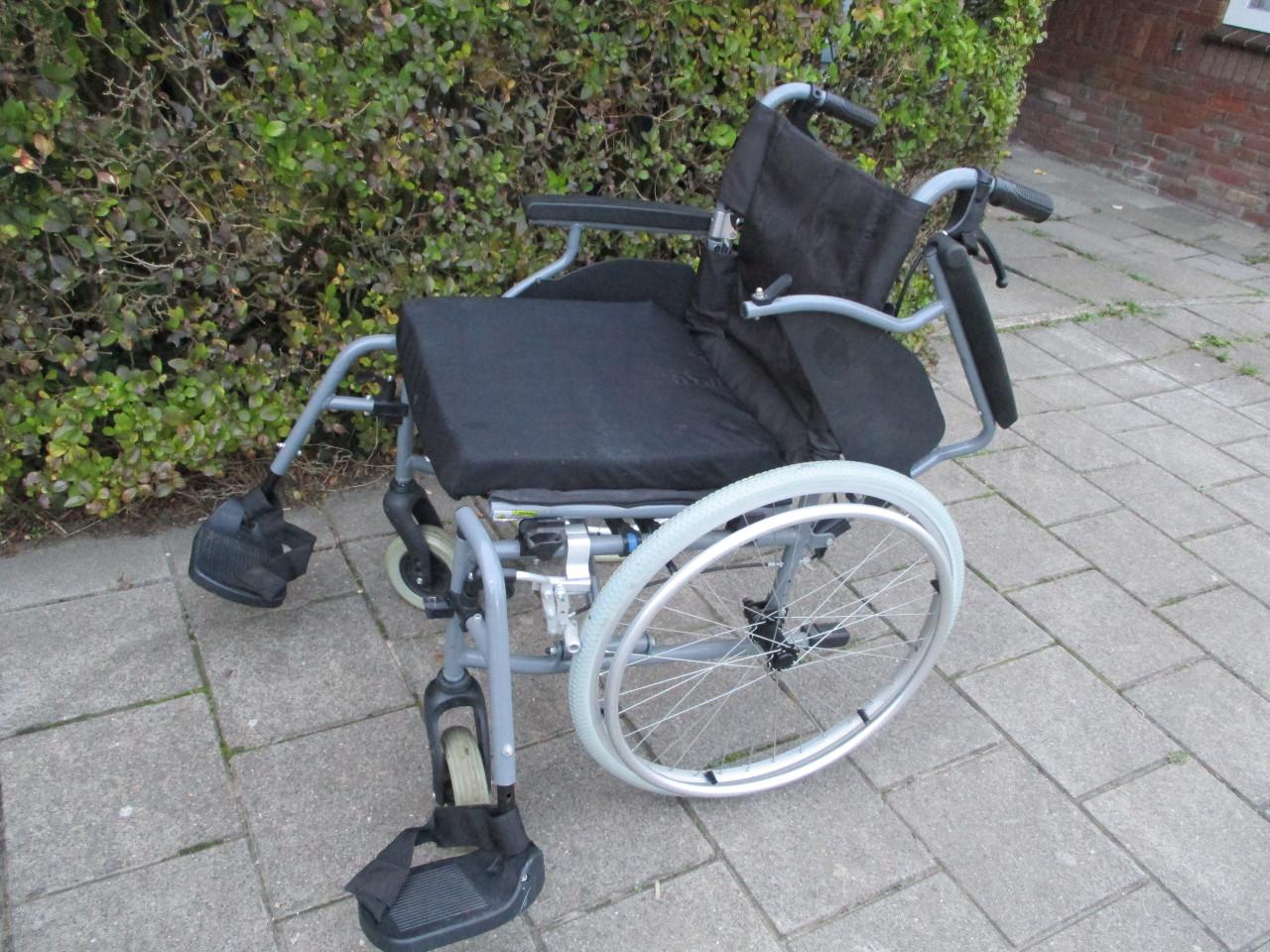 Rolstoel met handremmen en omklapbare duwhandgrepen